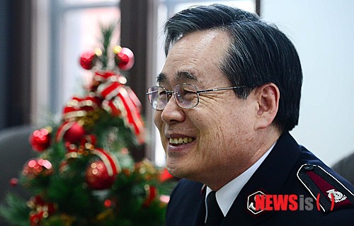 【서울=뉴시스】김진아 기자 = 박종덕 구세군 사령관이 22일 오후 서울 중구 정동 구세군 중앙회관에서 뉴시스와 인터뷰를 하고 있다. 2014.12.22.&nbsp; bluesoda@newsis.com