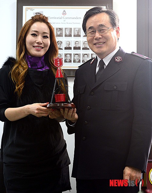 【서울=뉴시스】김진아 기자 = 박종덕 구세군 사령관과 팝페라 가수 이사벨이 22일 오후 서울 중구 정동 구세군 중앙회관에서 뉴시스와 인터뷰 중 포즈를 취하고 있다. 2014.12.22.&nbsp; bluesoda@newsis.com