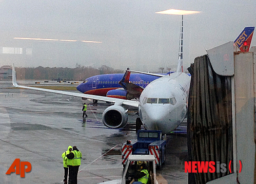 【뉴욕=AP/뉴시스】미국 연방항공청(FAA)이 25일(현지시간) 연방정부의 부분적 셧다운(업무정지) 영향으로 업무가 심각하게 정체되고 있는 뉴욕 라과디아 국제공항으로의 항공기 운항을 중단시켰다. 사진은 뉴욕 라과디아 공항. 2019.01.25