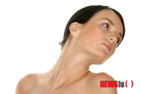 【서울=뉴시스】유희연 기자 = 탄력있는 목 라인은 평소 생활습관으로 결정된다.&nbsp; lovely_jh@newsis.com