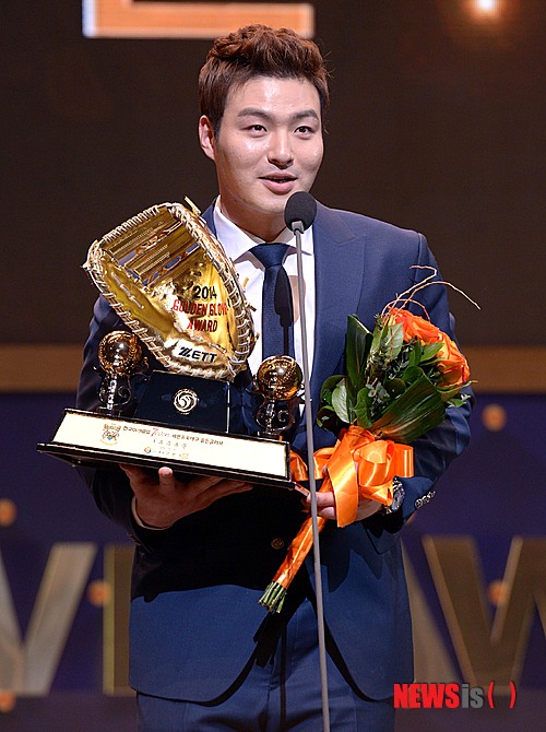 【서울=뉴시스】프로야구 넥센 히어로즈의 4번타자 박병호(28)가 25일 연봉 7억원에 재계약을 체결했다. 사진은 지난 9일 서울 강남구 삼성동 코엑스 오디토리움에서 열린 '2014 프로야구 골든글러브' 시상식에서 1루수 부문 골든글러브를 수상한 박병호의 모습. (사진 = 뉴시스 DB)