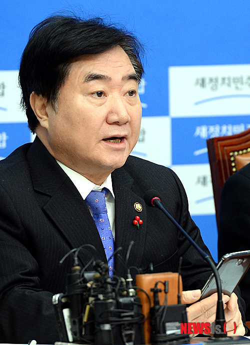 【서울=뉴시스】서재훈 기자 = 26일 오전 서울 의여도 국회 새정치민주연합 당대표실에서 열린 확대간부회의에서 이석현 국회 부의장이 모두발언을 하고 있다. 2014.12.26.&nbsp; jhseo@newsis.com