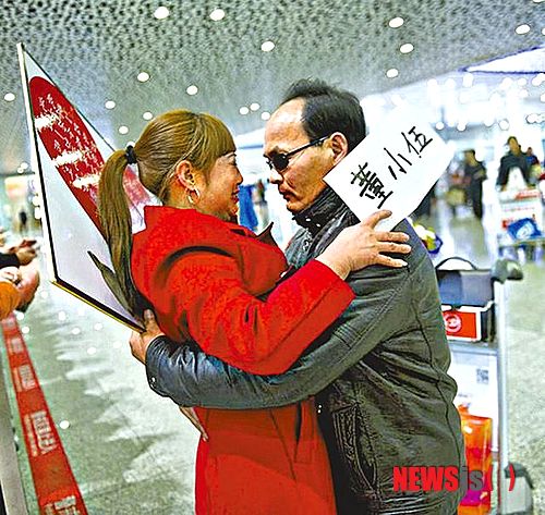 【서울=뉴시스】중국에서 26년 전 첫눈에 반해 사랑하다가 이별한 연인이 올 크리스마스에 다시 만나 화제가 되고 있다. 26일 중국 선전상바오는 중국의 유명 관광지인 '황궈수 폭포(黃果樹瀑布)'의 관광객과 객점 주인집 딸로 만난 둥(董·44)씨와 쑹(宋·44)씨의 영화같은 러브 스토리를 전했다. 지난 23일 두 사람이 재회하는 모습.(사진출처: 중국 선전상바오) 