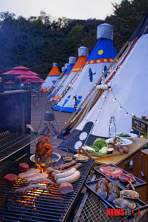 【서울=뉴시스】서울 광장동 쉐라톤 그랜드 워커힐은 오는 31일 제이드 가든 내 글램핑존 ‘캠핑 인 더 시티’에서 ‘2014 송년 스페셜 이벤트’를 펼친다. (사진 제공=쉐라톤 그랜드 워커힐)