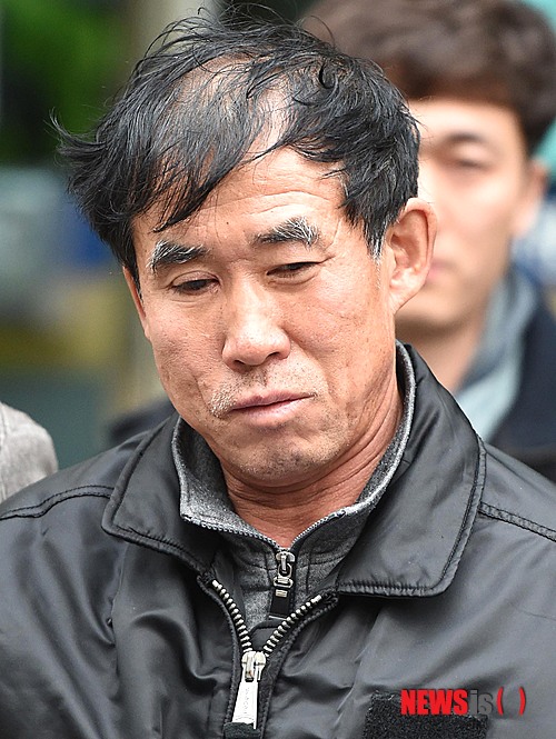 【서울=뉴시스】박근혜 정부 최대의 사건, '4.16세월호 침몰 참사' 이후 우리사회의 안전 불감증이 부각되며 곳곳의 안전진단과 더불어 사회의 커다란 변혁기를 맞고 있다.&nbsp; 또, 을의 반란이라 불리울만한 갑의 횡포에 대한 을들의 항변이 이어지며, 세월호 못지않은 사회의 문제점들을 드러내고 있다.&nbsp; 매년 되풀이되는 다사다난한 한해...이번 2014년은 극을 치달았다고 해도 과언이 아니다. "폭행·성추문으로 얼룩진 軍", "대한항공 조현아 '땅콩회항'"의 사건에 더해 "정윤회 국정개입 의혹 파문" "통합진보당 해산", 등 정치 경제 사회 전반에서 파문과 갈등이 이어졌다.&nbsp; 한편 2014년은 '스포츠의 해'라고까지 이야기할 수 있는 큰 행사들도 많았다. 소치 동계올림픽, 2014월드컵, 2014아시안게임 등 우리 국민들에게 희망과 기쁨을 주기도 했었다.&nbsp; 다가오는 2015년은 안전한 대한민국, 갑과 을의 상생 등 사회 전반의 대화와 소통과 희망으로 열어나가기를 기대해 보며, 지난 한해를 마무리하는 2014 뉴시스 올해의 사진을 선정, 정리했다.&nbsp; 사진은 12월 14일 오후 경기 수원 팔달산 토막살인 사건 피의자 박춘봉(55·중국동포)이 영장실질심사를 마치고 수원지법을 나서고 있다. 박춘봉은 살인, 사체손괴, 사체유기 등의 혐의를 받고 있다. 2014.12.29. (사진=뉴시스 DB)&nbsp; photo@newsis.com