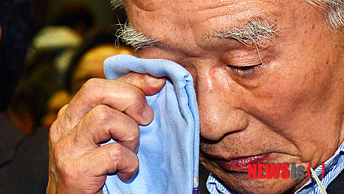 【서울=뉴시스】김우중 전 대우그룹 회장이 2014년 10월 2일 오전 서울 서대문구 연세대학교 상경대 각당헌에서 ‘자신만만하게 세계를 품자’라는 주제로 강연을 마친 뒤 자리로 돌아와 눈물을 흘리는 모습. 뉴시스DB 2014.12.29.