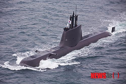 【서울=뉴시스】방사청은 네 번째 장보고-Ⅱ급 잠수함인 '김좌진함'을 30일 해군에 인도했다. 김좌진함의 제원은 길이 65m, 폭 6.3m에 1800t이다. 무장은 유도탄·어뢰·기뢰 등이 장착된다.2014.12.30.(사진 = 방사청 제공) photo@newsis.com