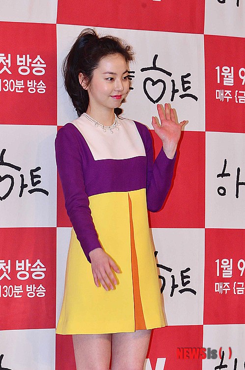 【서울=뉴시스】고승민 기자 = 배우 안소희가 30일 오후 서울 여의도 63시티에서 열린 tvN 드라마 '하트 투 하트' 제작발표회에서 포즈를 취하고 있다. 2014.12.30.&nbsp; kkssmm99@newsis.com