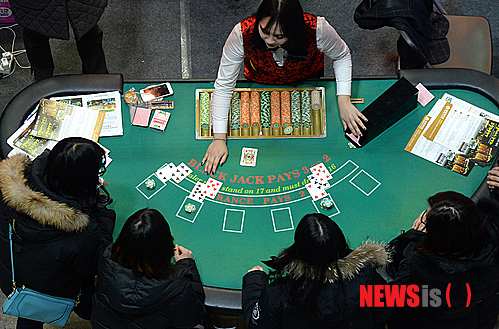 【서울=뉴시스】이종철 기자 = 진학사 주최로 서울 강남구 삼성동 코엑스에서 열린 '2015학년도 전문대학 입학정보 박람회' 마지막날인 30일 오후 수험생들이 한 대학의 부스에서 카지노 딜러 체험을 하고 있다. 2014.12.30&nbsp; jc4321@newsis.com 