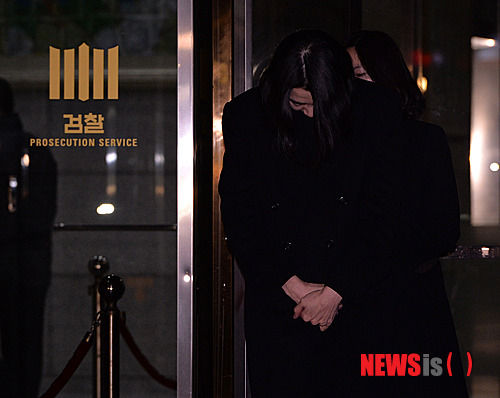 【서울=뉴시스】조수정 기자 = '땅콩회항'으로 국제적 물의를 빚은 조현아 전 대한항공 부사장이 30일 밤 구속 전 피의자 심문(영장실질심사)을 마친 뒤 구속영장이 발부돼 서울 마포구 서부지방검찰청을 나서고 있다. 조 전 부사장은 지검을 나서며 취재진의 질문에 "죄송합니다"라는 답변으로 일관했다. 조 전 부사장은 서울 남부구치소에 수감된다. 2014.12.30.&nbsp; chocrystal@newsis.com