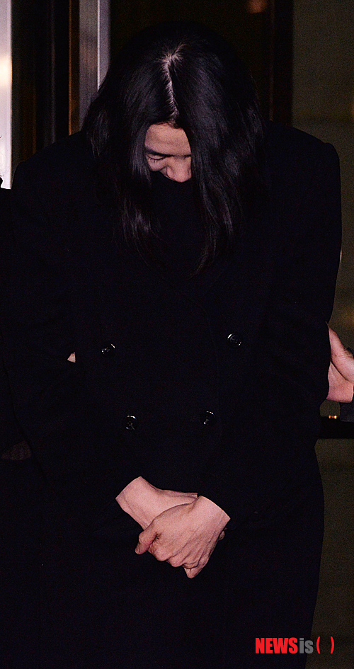 【서울=뉴시스】조수정 기자 = '땅콩회항'으로 국제적 물의를 빚은 조현아 전 대한항공 부사장이 30일 밤 구속 전 피의자 심문(영장실질심사)을 마친 뒤 구속영장이 발부돼 서울 마포구 서부지방검찰청을 나서고 있다. 조 전 부사장은 지검을 나서며 취재진의 질문에 "죄송합니다"라는 답변으로 일관했다. 조 전 부사장은 서울 남부구치소에 수감된다. 2014.12.30.&nbsp; chocrystal@newsis.com