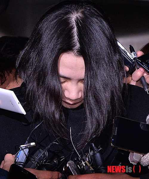 【서울=뉴시스】조수정 기자 = '땅콩회항'으로 국제적 물의를 빚은 조현아 전 대한항공 부사장이 30일 밤 구속 전 피의자 심문(영장실질심사)을 마친 뒤 구속영장이 발부돼 서울 마포구 서부지방검찰청을 나서고 있다. 조 전 부사장은 지검을 나서며 취재진의 질문에 "죄송합니다"라는 답변으로 일관했다. 조 전 부사장은 서울 남부구치소에 수감된다. 2014.12.30.&nbsp; chocrystal@newsis.com