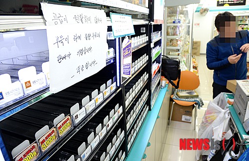 【전주=뉴시스】황성은 기자 = 담뱃값 인상 하루전인 31일 전북 전주시의 한 편의점 담배 진열대에 담배가 텅텅 비어있다. 1204.12.31&nbsp;&nbsp; hse@newsis.com