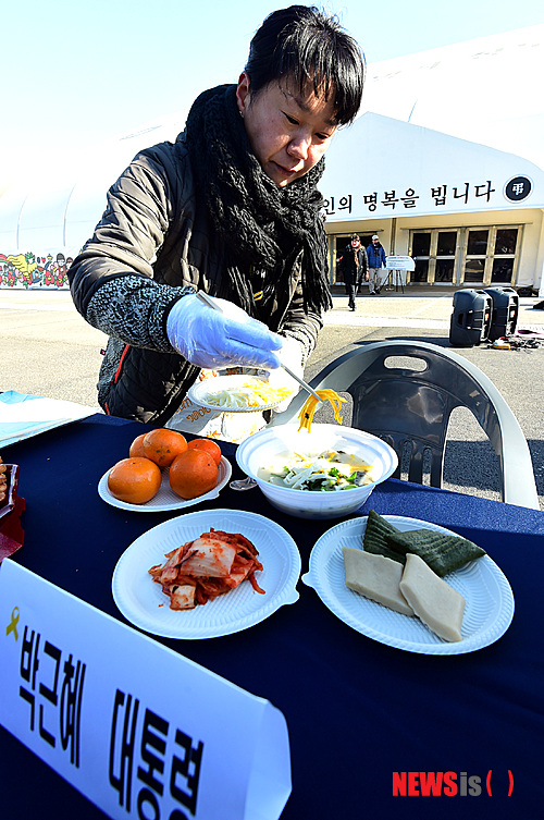 【안산=뉴시스】강종민 기자 = 2015년 새해 첫날인 1일 오전 경기 안산 세월호 희생자 합동분향소에서 세월호 유가족들이 박근혜 대통령을 위한 자리를 마련하고 떡국을 준비하고 있다. 세월호 가족대책위는 국민과 정서적 교감과 소통을 바라는 마음으로 대통령과 여야 정치인들을 초대했다고 밝혔다. 이 자리에는 박 대통령과 새누리당 의원들은 참석하지 않았으며 우윤근 새정치민주연합 원내대표와 의원 10여명, 정의당 의원들만 참석했다. 2015.01.01&nbsp; ppkjm@newsis.com