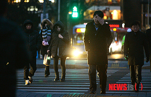 【서울=뉴시스】박문호 기자 = 2015년 을미년 새해를 맞아 첫 출근일인 2일 오전 전국에 강추위가 이어지는 가운데 서울 종로 광화문 일대에서 시민들이 저마다의 일터로 향하고 있다. 2015.01.02. go2@newsis.com