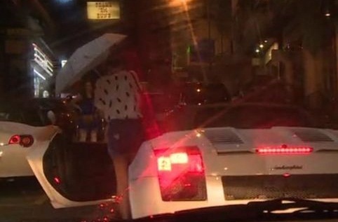 【서울=뉴시스】중국의 한 유력 동영상사이트가 최근 서울에서 작업걸기 몰래카메라 실험을 한 가운데 실험 대상이 된 한국 여성 100%가 모르는 남성의 작업에 넘어갔다고 주장했다. 2일 중국 포털 왕이(網易) 자동차 채널은 '중국판 유튜브' 투더우왕(土頭網)이 최근 중국 수도 베이징, 홍콩, 서울 3개 도시에서 똑같은 내용으로 실험을 해 이 같은 결과를 밝혀냈다고 전했다. 실험 동영상을 캡쳐한 사진. (사진출처: 왕이자동차채널) 2015.01.02