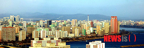 *출처를 노동신문으로 밝혀주시기 바랍니다. 【서울=뉴시스】北 노동신문은 2일자 5면에 평양 시내 전경사진을 게재하며 새해 관련 보도를 하고 있다. 2015.01.02. (출처=노동신문)&nbsp; photo@newsis.com