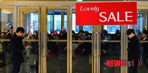 【서울=뉴시스】강진형 기자 = 백화점 업계 신년 정기 세일에 돌입한 2일 오전 서울 중구 명동 롯데백화점을 찾은 고객들이 개장을 기다리고 있다. 2015.01.02.&nbsp; marrymero@newsis.com