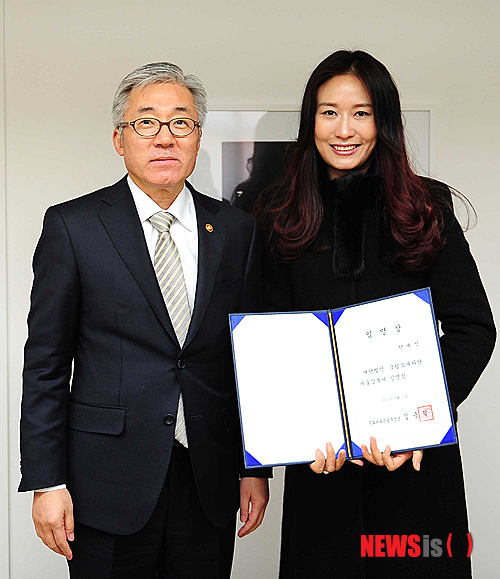 【서울=뉴시스】2일 서울 용산구 서계동 국립극단 회의실에서 김종덕 문화체육관광부 장관이 한예진 국립오페라단 예술감독에게 임명장을 수여한 뒤 기념촬영을 하고 있다. 2015.01.02. (사진=문화체육관광부 제공)&nbsp;&nbsp;&nbsp; photo@newsis.com