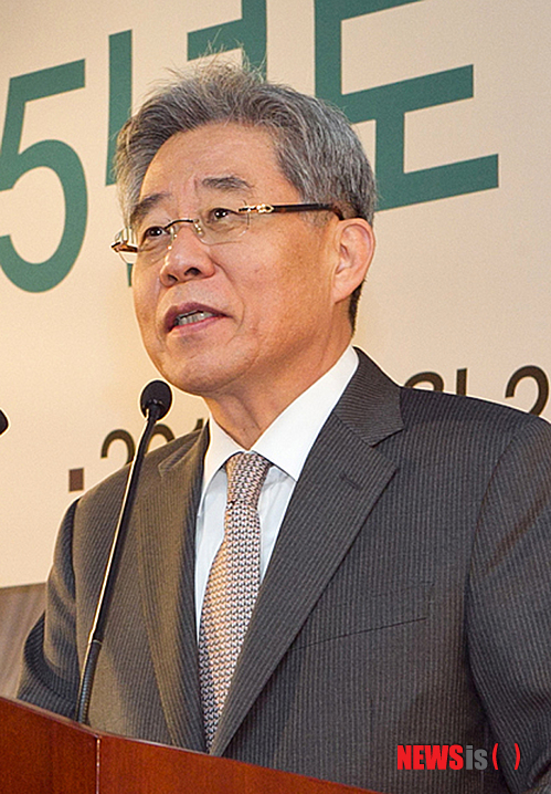 【정선=뉴시스】홍춘봉 기자 = 함승희 강원랜드 대표이사가 지난 2일 컨벤션호텔 포레스트볼룸에서 개최된 강원랜드 2015년 시무식에서 인사말을 하고 있다. 2015.01.04. (사진=강원랜드 제공)&nbsp; photo@newsis.com