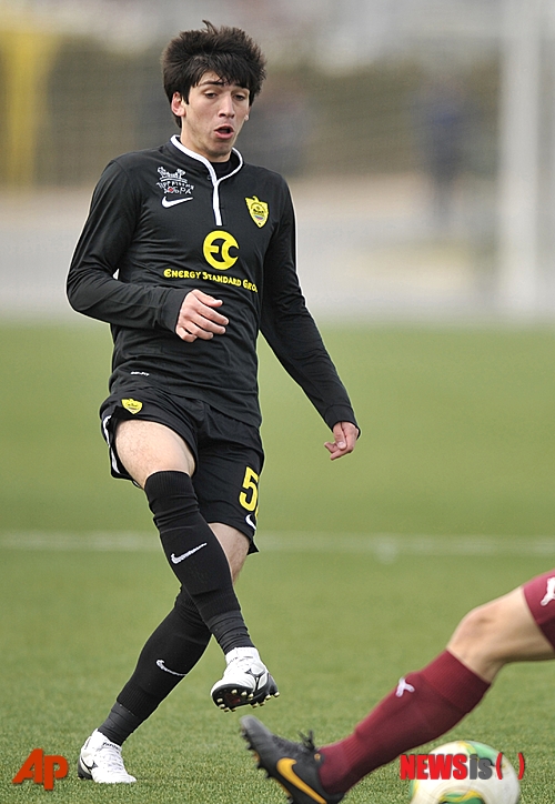 【모스크바=AP/뉴시스】지난해 3월8일 촬영된 사진으로 러시아 프로축구단 FC 안지 마하치칼라(이하 안지) 소속 축구선수 가산 마고메도프(20)가 다게스탄공화국 수도 마하치칼라에서 경기하고 있다. 마고메도프는 3일 오후(현지시간) 북코카서스에 있는 자택 인근에서 벌어진 총격전 중 총에 맞아 숨졌다. 구단 안지는 4일 발표한 성명에서 마고메도프가 당시 운전해서 귀가하던 중 누군가 난사한 기관총에 맞았으며 병원으로 이송되던 중 숨을 거뒀다며 이 사건으로 체포된 사람도 없고 사건의 동기도 밝혀지지 않았다고 밝혔다. 이번 사건의 다른 사상자는 보고되지 않았다. 2015.01.06