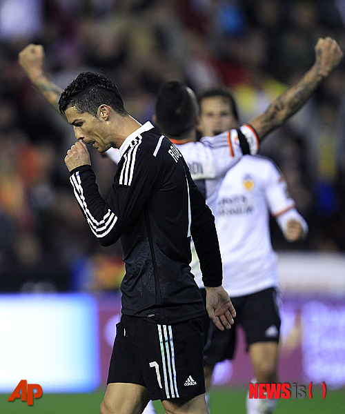 【발렌시아=AP/뉴시스】레알 마드리드의 크리스티아누 호날두(앞쪽)가 5일(한국시간) 스페인 발렌시아의 캄프 데 메스타야에서 열린 발렌시아와의 2014~2015 스페인 프로축구 프리메라리가 17라운드 원정경기에서 1-2로 역전패한 뒤 씁쓸한 표정으로 경기장을 빠져나가고 있다.2015.1.5.