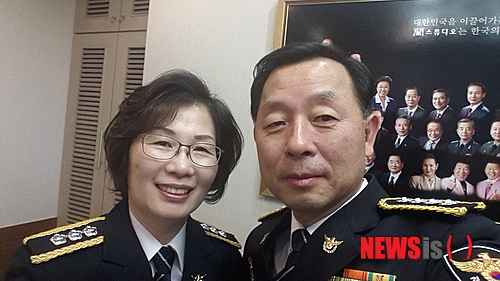 【서울=뉴시스】경찰청이 4일 총경 승진 임용예정자를 발표한 가운데 순경 출신 첫 부부 총경이 탄생했다. 이날 서울 마포경찰서 112종합상황실장인 구본숙 경정이 총경 승진임용 예정자로 선발됨에 따라 남편인 김성섭 총경(서울경찰청 홍보담당관)과 함께 순경 출신 첫 부부 총경이 됐다.2015.01.05.(사진=서울경찰청 제공) photo@newsis.com