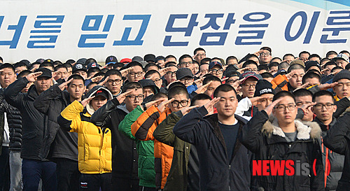 【논산=뉴시스】함형서 기자 = 을미년 첫 입영행사가 열린 5일 충남 논산시 연무읍 육군훈련소 입소대대에서 입영장병들이 경례를 하고 있다. 2014.01.05. foodwork23@newsis.com 
