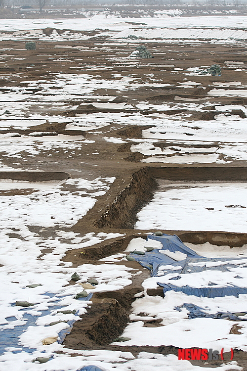【춘천=뉴시스】박혜미 기자 = 5일 이틀째 이어진 포근한 날씨에 눈이 녹으면서 강원 춘천시 하중도 레고랜드 부지에서 발굴된 유적지 집터들의 흙이 무너져 내려 훼손되고 있다. 2015.01.05.&nbsp; fly1225@newsis.com