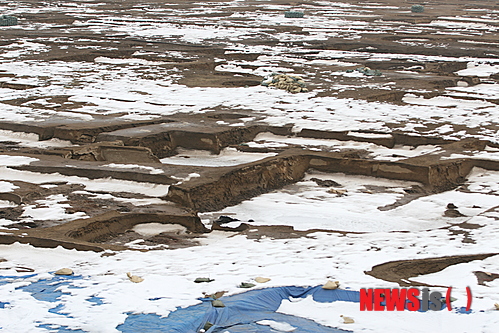 【춘천=뉴시스】박혜미 기자 = 5일 이틀째 이어진 포근한 날씨에 눈이 녹으면서 강원 춘천시 하중도 레고랜드 부지에서 발굴된 유적지 집터들의 흙이 대부분 무너져 내려 훼손되고 있다. 2015.01.05.&nbsp; fly1225@newsis.com