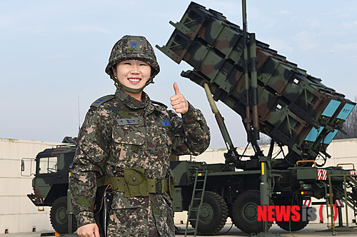 【서울=뉴시스】공군은 6일 최신 전력인 패트리어트 포대 지휘자에 이영미 소령이 취임했다고 밝혔다.&nbsp;&nbsp; 이 소령이 패트리어트 앞에서 포즈를 취하고 있다. 이영미 소령은 공군 역사상 최초의 여성 패트리어트 포대장이다. 2015.01.06. (사진=공군 제공)&nbsp;&nbsp; photo@newsis.com 