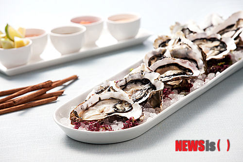 【서울=뉴시스】쉐라톤 서울 디큐브시티 호텔의 로비 라운지·바는 31일까지 ‘오이스터 프로모션’으로 손님을 끈다.