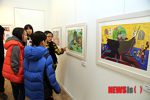 【수원=뉴시스】김경호 기자= 수원문화재단 바른샘어린이도서관은 초등학생들로 구성된 초보 큐레이터와 초보 작가가 참여한 전시회를 6~19일까지 경기 수원시 행궁동에 위치한 '아름다운 행궁길 갤러리'에서 연다. 2015.01.06(사진= 수원문화재단 제공)&nbsp; photo@newsis.com 