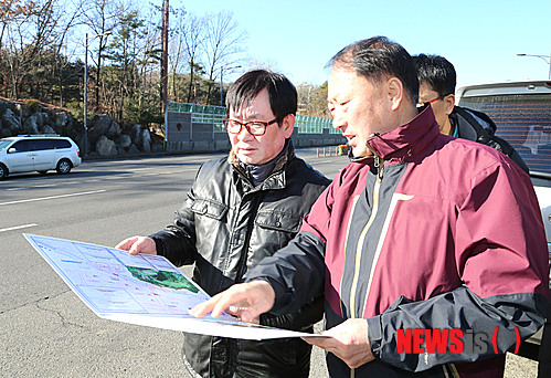 [성남=뉴시스] 이정하 기자 = 성남시 윤기천 분당구청장이 7일 국지도 57호선 소음저감시설 설치 예정지인 경기 성남시 분당구 판교동 원마을 3단지 앞에서 현장을 점검하고 있다. 윤 구청장은 6일부터 10일까지 닷새간 현안 사업장 버스투어를 통해 지역의 풀기 어려운 문제와 시민 건의사항에 대한 답을 현장에서 찾고 있다. 2015.01.07 (사진=성남시 제공)&nbsp; photo@newsis.com