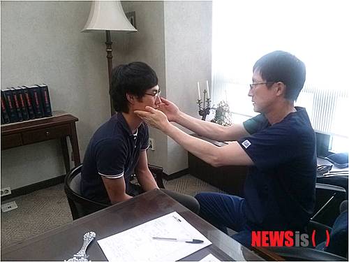 【서울=뉴시스】유희연 기자 = 차이정성형외과 측에 따르면, 좌우 턱 근육 사이즈가 다르거나 턱 라인의 좌우 윤곽만 차이가 난다면 '교근축소술'과 '심부볼지방제거'와 같은 근육조절과 지방제거를 통해 교정이 가능하다.&nbsp; lovely_jh@newsis.com 