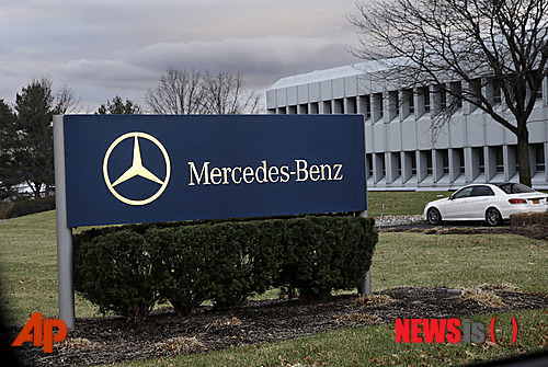 【몬트베일=AP/뉴시스】지난해 12월17일 자료사진으로 독일 자동차 메르세데스-벤츠의 미국 지사의 간판이 뉴저지주(州) 몬트베일에 있는 건물 앞에 보인다. 메르세데스-벤츠가 엔진룸의 씰 결함으로 세단과 스테이션 웨건 등 14만7000대를 리콜한다. 이 회사는 21일(현지시간) 엔진룸이 열릴 때마다 나는 소음을 막기 위해 설치된 엔진룸 후방의 고무 씰이 떨어져 엔진룸에 들어갈 수 있다고 설명했다. 고무 씰이 엔진룸에 들어가서 배기장치를 건드리면 화재가 날 수도 있다. 2015.02.22