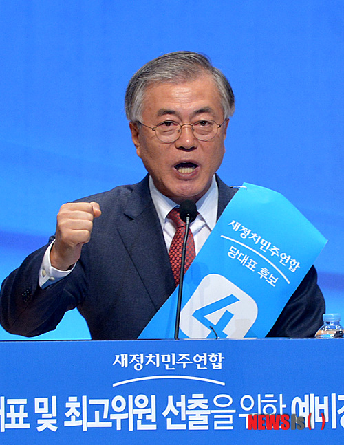【서울=뉴시스】전진환 기자 = 새정치민주연합 당 대표 및 최고위원 선출을 위한 예비경선이 열린 7일 오후 서울 여의도 국회의원회관 대회의실에서 문재인 당 대표 후보가 연설을 하고 있다. 2015.01.07.&nbsp; amin2@newsis.com 
