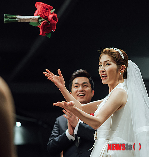 【서울=뉴시스】 김상민 새누리당 의원과 방송인 김경란 씨가 지난 6일 서울 강남구 더라빌에서 중앙침례교회 원로목사인 김장환 목사의 주례로 비공식 결혼식을 올렸다. 2015.01.07.(사진=아이웨딩 제공)&nbsp; photo@newsis.com