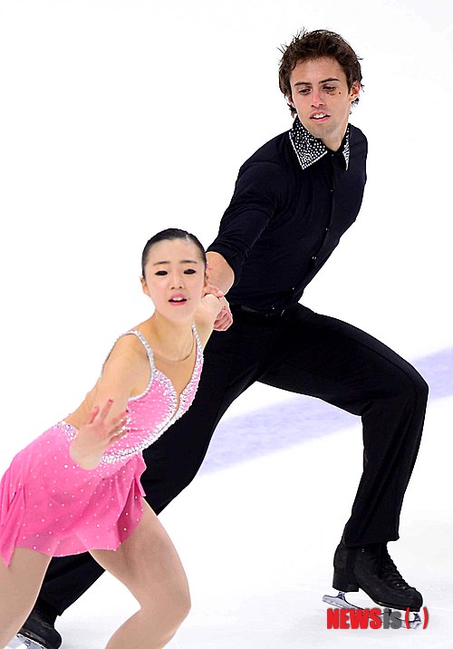 【서울=뉴시스】전신 기자 = 8일 오후 서울 목동아이스링크에서 열린 제69회 전국남녀 피겨스케이팅 종합선수권대회 페어스케이팅 시범경기에서 정유진과 루카 디마테가 연기를 선보이고 있다. 2015.01.08. photo1006@newsis.com