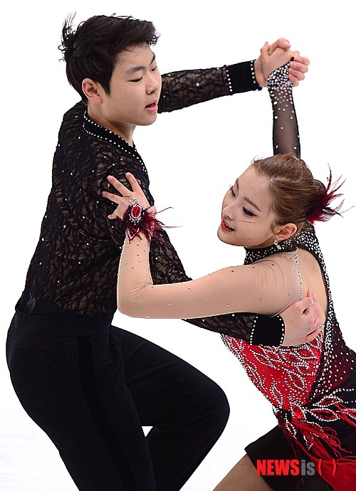 【서울=뉴시스】전신 기자 = 8일 오후 서울 목동아이스링크에서 열린 제69회 전국남녀 피겨스케이팅 종합선수권대회 아이스댄스 주니어 쇼트프로그램에서 이호정과 감강인이 연기를 선보이고 있다. 2015.01.08.  photo1006@newsis.com 