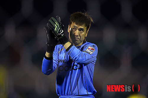 【서울=뉴시스】전남드래곤즈는 9일 자유계약(FA) 신분인 김병지(45)와 1년 재계약을 맺었다고 전했다. 사진은 지난해 11월22일 광양축구전용구장에서 열린 상주상무와의 현대오일뱅크 2014 K리그 클래식 37라운드에 출전해 만 44세 7개월 9일이라는 최고령 출전 기록을 세운 김병지의 모습.(사진 = 한국프로축구연맹 제공).2015.1.9.