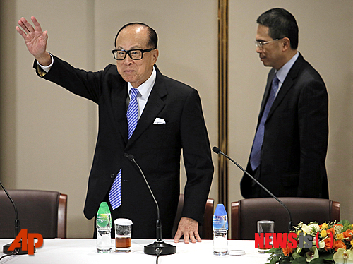 【홍콩=AP/뉴시스】홍콩의 세계적 부호인 리카싱 청쿵그룹 회장(왼쪽)이 9일 홍콩에서 기자회견을 마친 뒤 아들 빅터 리와 함께 회견장을 떠나면서 기자들에게 손을 흔들고 있다. 리카싱 회장은 이날 자신의 모든 기업들을 단 2개로 재편할 것이라고 밝혔다. 2015.1.9