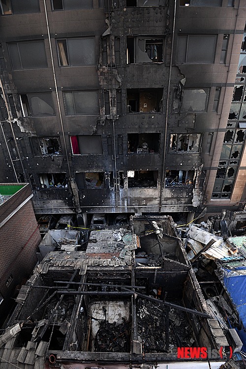 【의정부=뉴시스】김인철 기자 = 11일 경기 의정부시 의정부동의 한 아파트 화재현장에서 연기에 그을린 자국들이 어제의 참혹했던 사고 모습을 말해주고 있다. 2015.01.11. yatoya@newsis.com