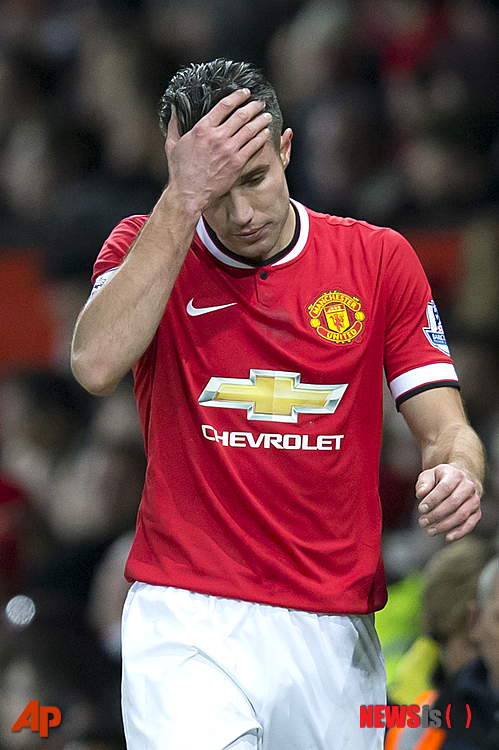 【맨체스터=AP/뉴시스】맨체스터 유아니티드의 골잡이 로빈 판 페르시가 12일(한국시간) 영국 맨체스터의 올드 트래포드에서 열린 사우샘프턴과의 2014~2015 잉글랜드 프로축구 프리미어리그(EPL) 21라운드 홈경기에서 0-1로 패한 뒤 아쉬워하고 있다.2015.1.12.