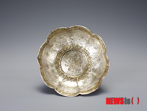 은제도금화형잔(고려 12~13세기, 높이 3.4㎝, 지름 10.4㎝)