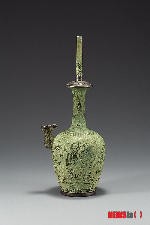 국보 제92호 '물가풍경무늬 정병'(고려 12세기, 높이 37.5㎝)