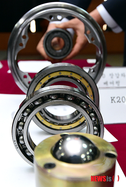 【안산=뉴시스】강종민 기자 = 시험성적서를 위·변조해 납품한 불량 K1전차용 베어링과 K200 장갑차용 베어링 등이 12일 오전 경기 안산 수원지검 안산지청에서 공개되고 있다. 안산지청은 2010년 9월부터 2012년 10월까지 한국산업기술시험원과 한국건설생활환경시험연구원의 K1전차 부품(베어링) 시험성적서 24통을 위·변조하고 불량품을 방위사업청에 29차례 납품해 2억5680만원을 챙긴 혐의로 군납품업체 간부 직원 A(49)씨 등을 구속기소 했다고 밝혔다. 2015.01.12&nbsp; ppkjm@newsis.com