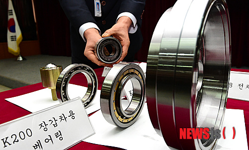 【안산=뉴시스】강종민 기자 = 시험성적서를 위·변조해 납품한 불량 K1전차용 베어링과 K200 장갑차용 베어링 등이 12일 오전 경기 안산 수원지검 안산지청에서 공개되고 있다. 안산지청은 2010년 9월부터 2012년 10월까지 한국산업기술시험원과 한국건설생활환경시험연구원의 K1전차 부품(베어링) 시험성적서 24통을 위·변조하고 불량품을 방위사업청에 29차례 납품해 2억5680만원을 챙긴 혐의로 군납품업체 간부 직원 A(49)씨 등을 구속기소 했다고 밝혔다. 2015.01.12&nbsp; ppkjm@newsis.com