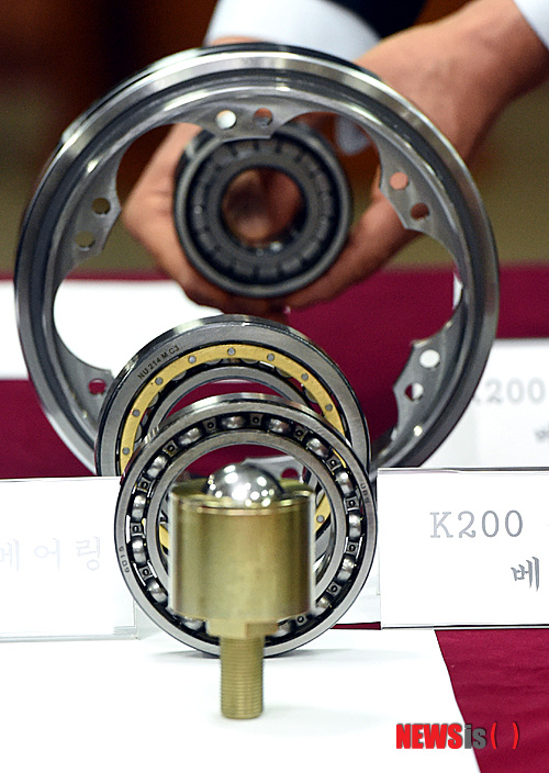 【안산=뉴시스】강종민 기자 = 시험성적서를 위·변조해 납품한 불량 K1전차용 베어링과 K200 장갑차용 베어링 등이 12일 오전 경기 안산 수원지검 안산지청에서 공개되고 있다. 안산지청은 2010년 9월부터 2012년 10월까지 한국산업기술시험원과 한국건설생활환경시험연구원의 K1전차 부품(베어링) 시험성적서 24통을 위·변조하고 불량품을 방위사업청에 29차례 납품해 2억5680만원을 챙긴 혐의로 군납품업체 간부 직원 A(49)씨 등을 구속기소 했다고 밝혔다. 2015.01.12&nbsp; ppkjm@newsis.com