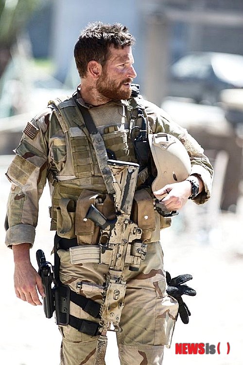 【서울=뉴시스】김태은 문화전문기자 = 영화 ‘아메리칸 스나이퍼’는 적군에게는 악마였으나 아군에게는 영웅이었던 저격수의 실화다. 삶과 죽음의 전쟁터 한가운데에 놓인 남자의 이야기를 전한다. tekim@newsis.com